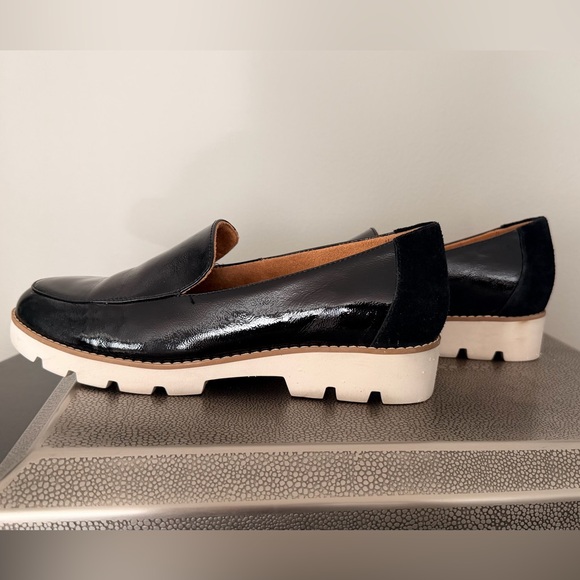 Vionic Shiny Black Loafers with White Sole - Picture 7 of 9